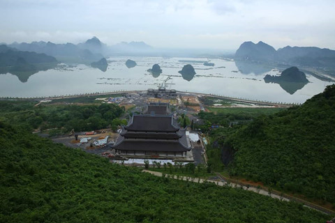 Tạc[-]tượng[-]Phật[-]tại[-]chùa[-]Tam[-]Chúc[-]bằng[-]thiên[-]thạch[-]từ[-]mặt[-]trăng